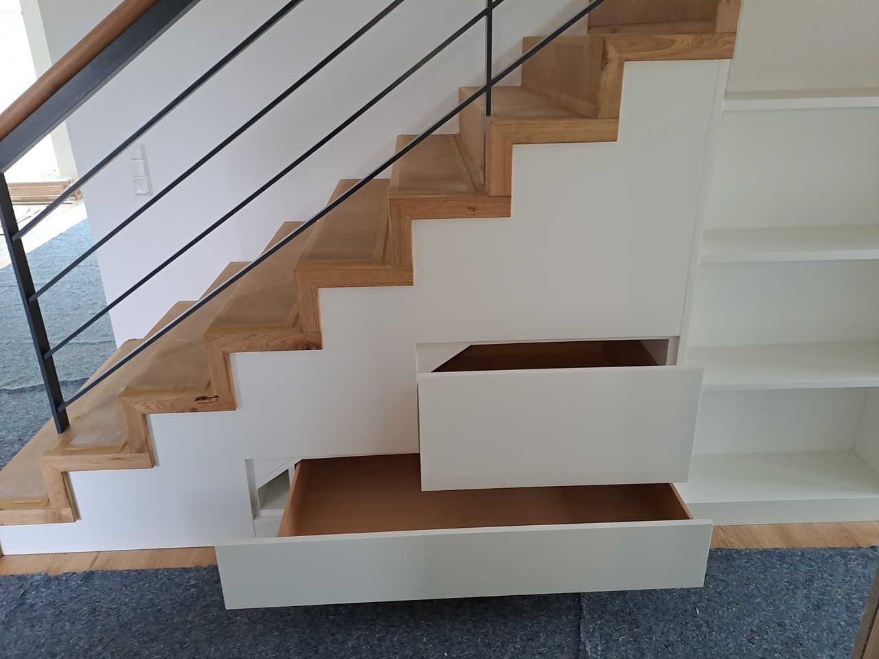 Schubladen in der Treppe