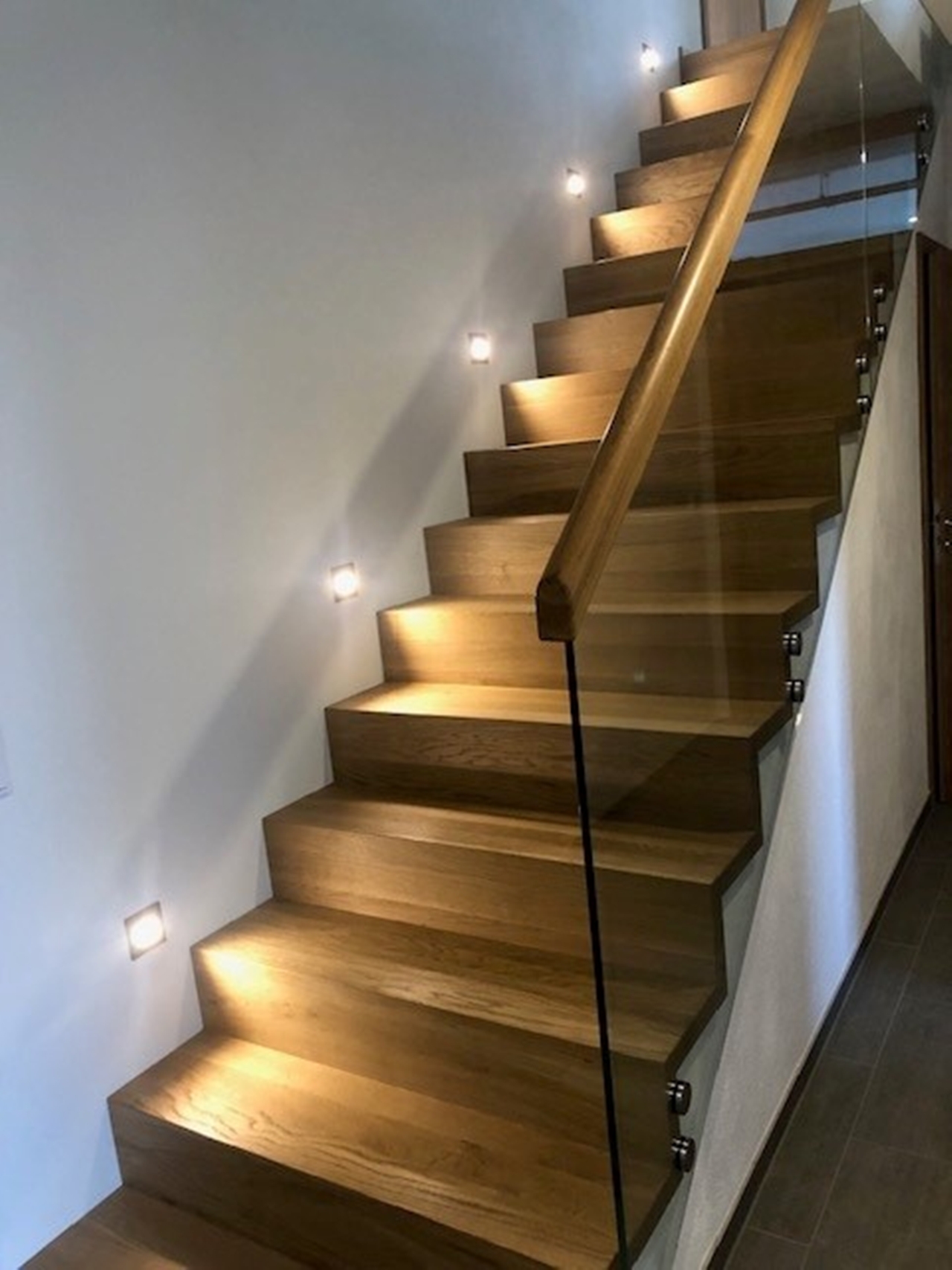 Treppe mit Glasfüllung und Beleuchtung