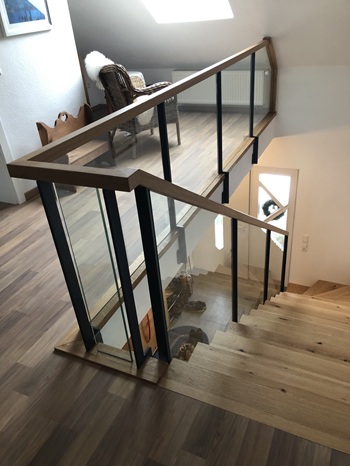 Treppe mit Stahlkonstruktion und Glasfüllung - einzigartig