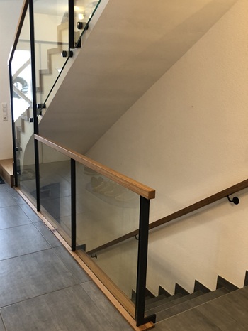 Treppe mit Stahlkonstruktion und Glasfüllung - einzigartig