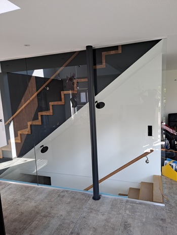 Treppe mit Glasfüllung