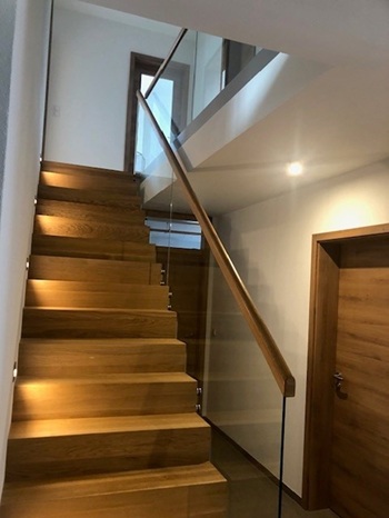 Treppe mit Glasfüllung