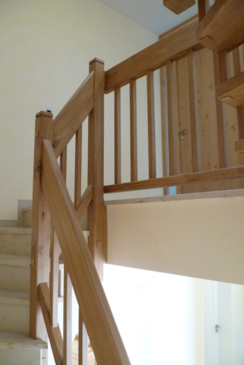 Treppe mit Holzgeländer
