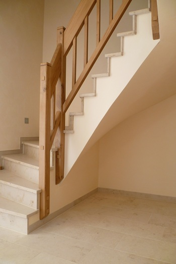 Treppe mit Holzgeländer
