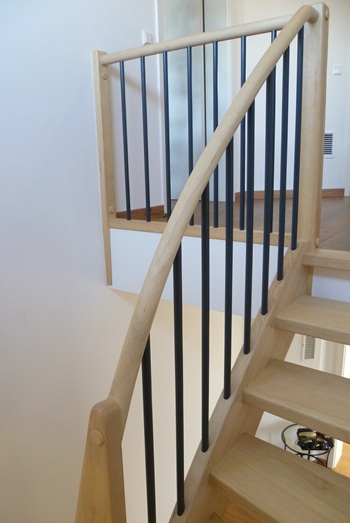 offene Treppe mit Stäben