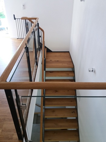 Treppe mit Stahlkonstruktion und Glasfüllung - einzigartig