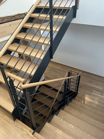 stahlkonstruktion-mit-holzbelag
