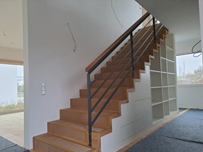 Treppe mit viel Stauraum und Regalen